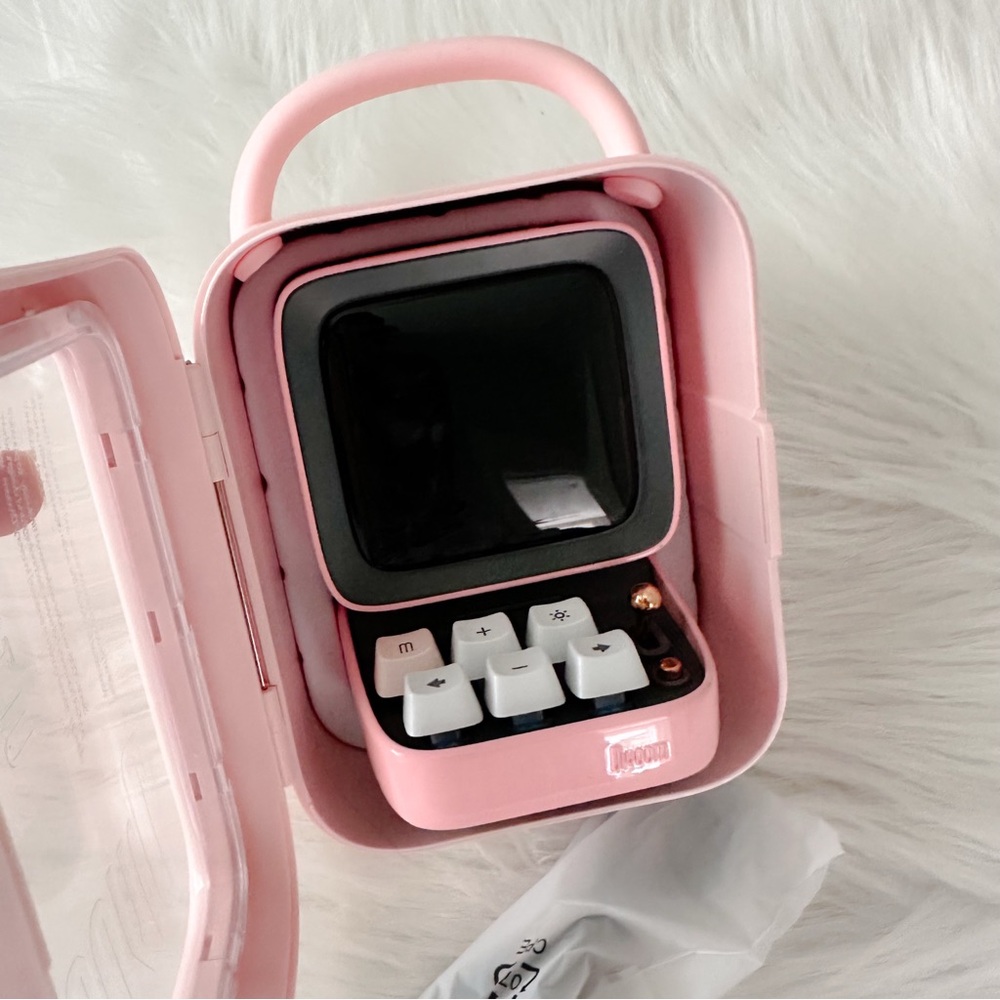 Divoom Ditoo Retro Pixel Art Game, Bluetooth Speaker, Alarm clock and more - Picture 6 of 9